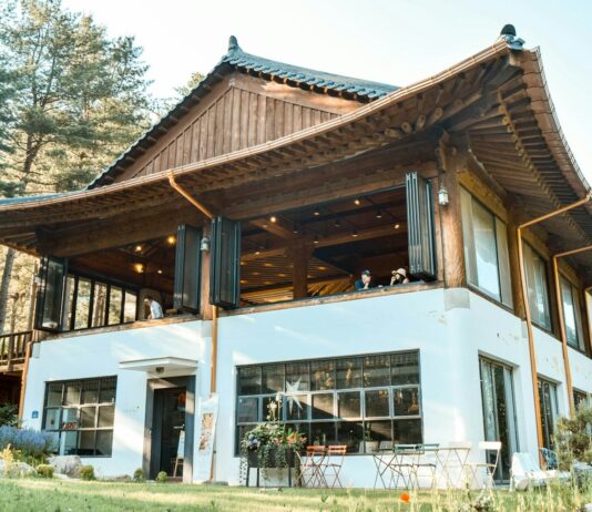 파리올림픽에서 역대 최대 ‘코리아하우스’ 운영…“한국 문화 홍보” white and brown concrete building