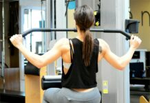 운동과 면역력: 체력 증진과 면역 강화의 상관관계 woman wearing black sleeveless top using gym equipment
