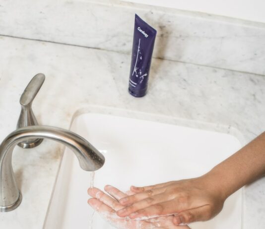 여름철 운동 후 피부 관리법 gray faucet