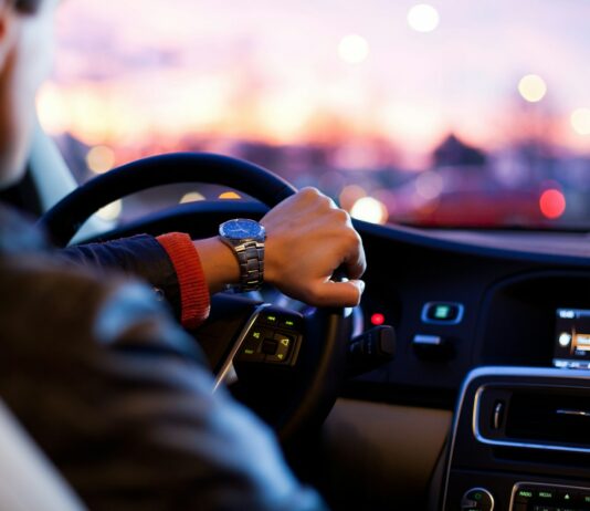 두자녀 가정도 자동차 살 때 취득세 절반만 낸다 man driving a car wearing wrist watch