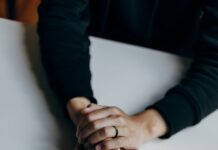 정신 건강 증진을 위한 사회적 지지의 힘 person in black long sleeve shirt holding babys feet