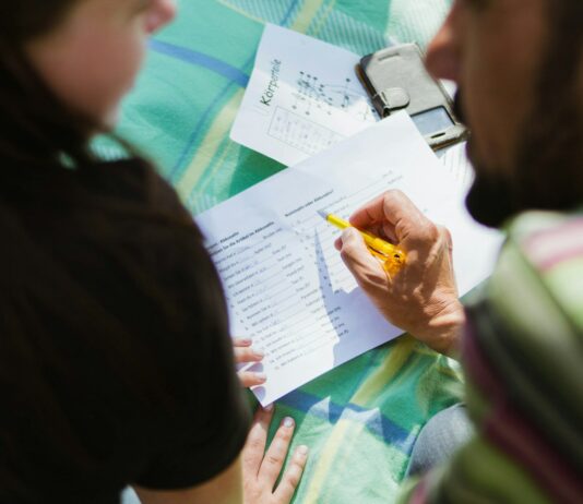 ‘한국어 열풍 더 세졌다’…네팔 등 15개국에 세종학당 새로 문 열어 man in black shirt sitting beside woman in gray shirt