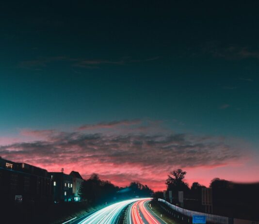 휴가철 1억 명 움직인다…도로 신규 개통·갓길차로 운영 등 추진 timelapse photography of vehicles at night