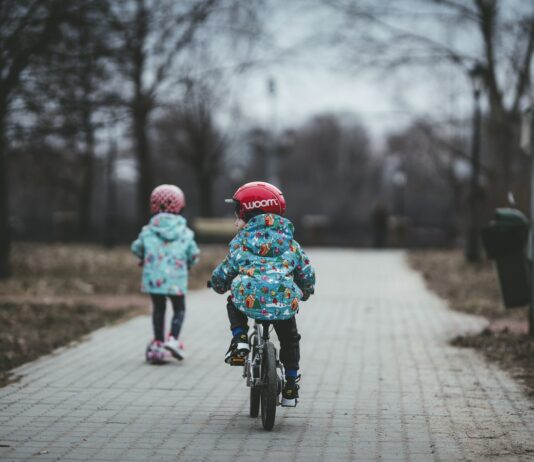 다이어트에 적합한 가을철 야외 운동 베스트 5 child riding with bike and another child walking on concrete pavement near trees