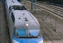 추석 4일간 고속도로 통행료 면제…KTX·SRT 역귀성 요금 할인 a blue and white train traveling down train tracks