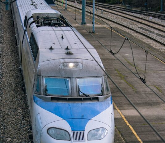 추석 4일간 고속도로 통행료 면제…KTX·SRT 역귀성 요금 할인 a blue and white train traveling down train tracks