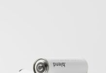 ‘사용후 배터리’ 산업 키운다…정부, 육성 법안 연내 제정 추진 a couple of batteries sitting on top of each other