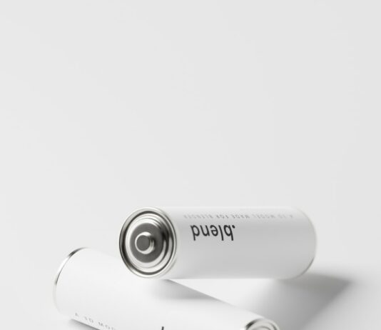 ‘사용후 배터리’ 산업 키운다…정부, 육성 법안 연내 제정 추진 a couple of batteries sitting on top of each other