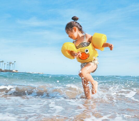 여름철에 물놀이 사고 77%…전담 공무원 지정 등 수상안전 강화 girl playing beside body of water during daytime