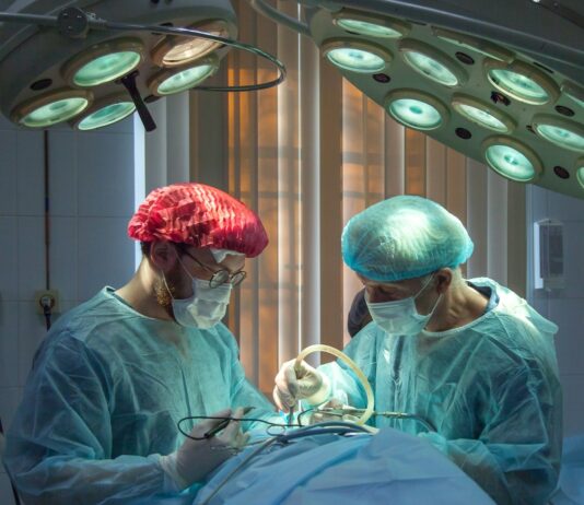 정부 “의대 교수 ‘수련 보이콧’…환자 외면 매우 안타까워” two men wearing blue lab coats