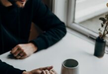 전국민 마음 돌본다…2027년까지 100만 명에 ‘전문 심리상담’ 지원 person in black long sleeve shirt holding white ceramic mug