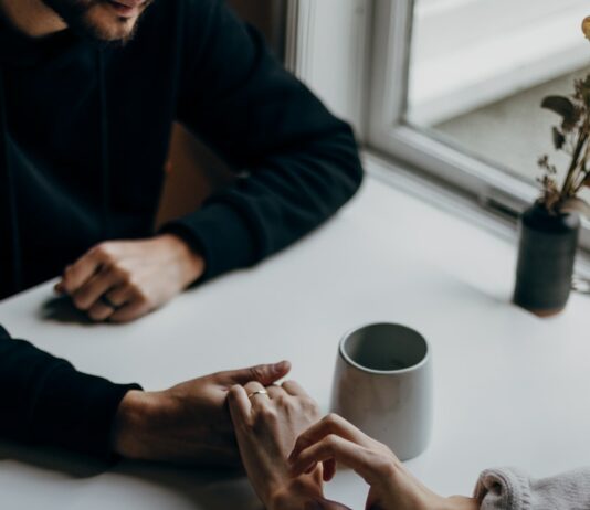 전국민 마음 돌본다…2027년까지 100만 명에 ‘전문 심리상담’ 지원 person in black long sleeve shirt holding white ceramic mug