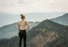 정신적 회복을 위한 활동: 소소한 변화의 힘 a man standing on a rock overlooking a valley with trees and mountains