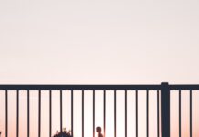 운동으로 체중 감량과 건강 유지 silhouette of person walking on roadside during sunset