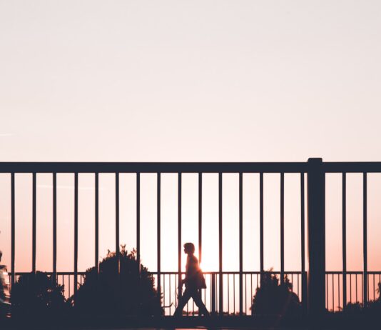 운동으로 체중 감량과 건강 유지 silhouette of person walking on roadside during sunset