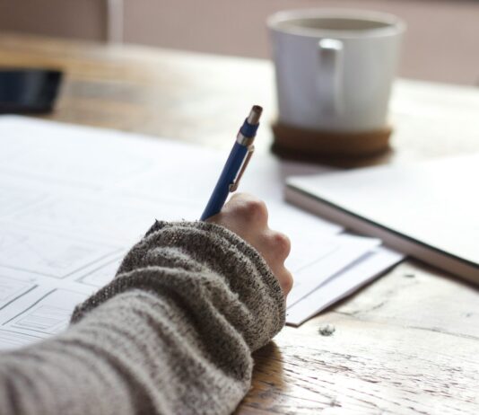 방학이 지루할 틈 없다! 마포구 겨울방학 프로그램 총집합 person writing on brown wooden table near white ceramic mug