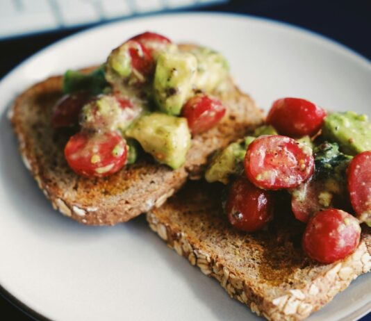 일상에서 실천하는 건강 관리법 bread with tomato and green vegetable on white ceramic plate