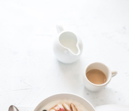 장 건강과 체중 관리: 장내 미생물이 다이어트에 미치는 영향 white ceramic plate beside gray steel spoon