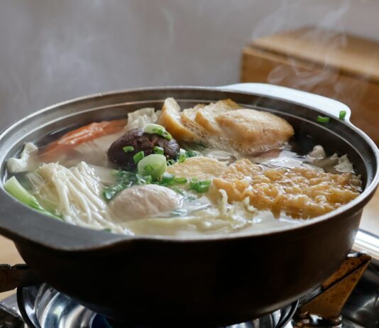 겨울철 식단 아이디어 a pot of soup on top of a stove