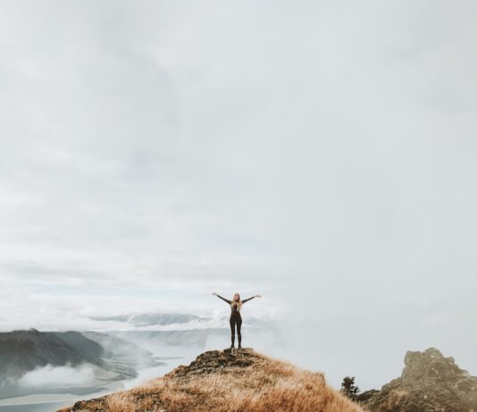 새해 목표 설정, 현실적으로 이룰 수 있는 계획 woman standing on top of hill