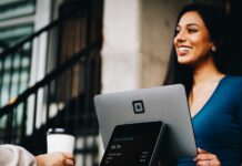 무엇을 위해 일하는가? gray computer monitor