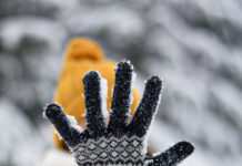 한파 속 운동 시 주의해야 할 체온 조절 방법 person in white and black knit gloves