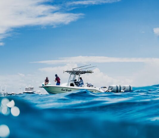 건강한 취미가 삶의 질을 바꾸는 습관 white and blue boat on sea during daytime