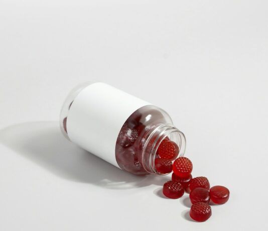 건강한 식단에서 절대 빠져선 안될 필수 영양소 a white salt shaker with red berries