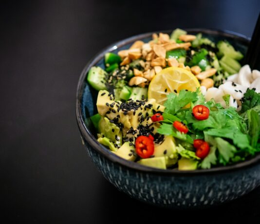 매일 한 접시의 기적, 채소가 주는 건강한 에너지 vegetable salad in gray bowl