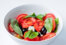 심리적 안정을 위한 균형 잡힌 식단 red and green bell pepper on white ceramic bowl