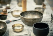 정신도 회복이 필요하다 stainless steel bowl on white table cloth