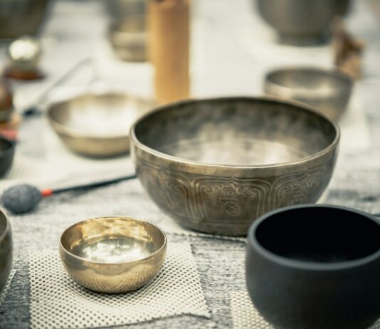정신도 회복이 필요하다 stainless steel bowl on white table cloth