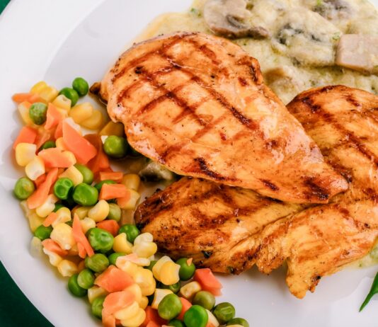 “단백질, 많이 먹으면 무조건 좋은 걸까?”… 중년 이후 식단의 숨은 함정 fried food on white ceramic plate