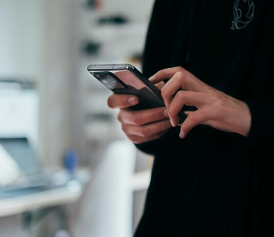 “휴대폰 내려놓기가 너무 힘들어요”… 디지털 중독, 의지보다 시스템으로 끊자 person holding black android smartphone