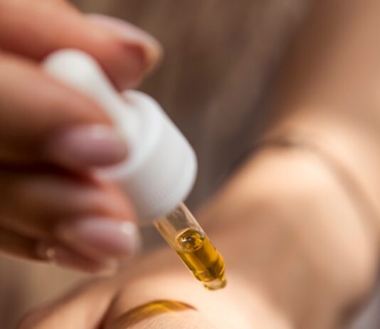 “화장품 바를수록 더 건조해요”… 기초제품이 오히려 수분을 빼앗는 이유 person holding dropper