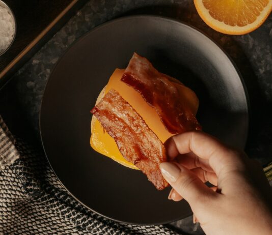 저탄고지(LCHF) 식단, 건강에 정말 안전한가? 전문가들의 논란 속 진실은 person holding a bread with sliced lemon