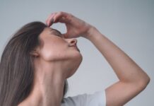 “하루 종일 가래가 끓고, 기침이 멈추질 않아요”… 혹시 숨겨진 ‘후비루 증후군’? a woman with her hand on her face