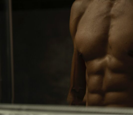 근육, 건강의 열쇠…근육이 우리 몸에 미치는 놀라운 영향 topless man in black shorts