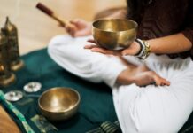 소리로 마음을 씻다, 스트레스 잠재우는 ‘사운드 배싱’ person in white dress shirt holding brown wooden chopsticks