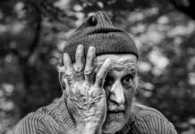 “꿈의 치매 신약” 레켐비, 5000만 원 약값에도 환자들 줄 서 man in pinstriped long-sleeved shirt putting hand on face