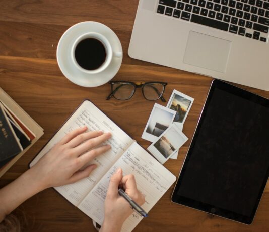 젊은 뇌를 지키는 ‘브레인 케어’ 시대…뇌건강 관리, 지금 시작해야 할 때 person holding ballpoint pen writing on notebook