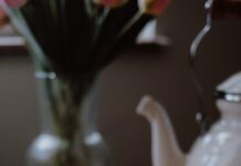 바쁜 일상 속 ‘수면 루틴’, 건강 지키는 새로운 습관으로 떠오르다 a cup of tea on a wooden table