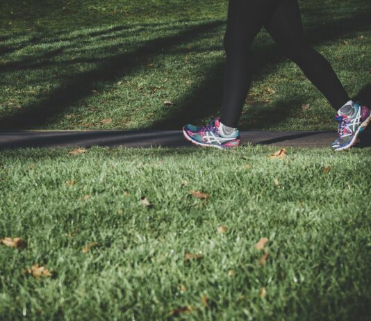 “하루 10분, 걷기 습관이 만드는 건강한 변화” shallow focus photography of person walking on road between grass