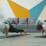 일상 속 ‘근육 건강’ 지키는 똑똑한 루틴, 나에게 맞는 실천법 찾기 Man and woman doing push-ups on yoga mats.