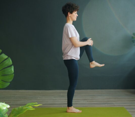 근육 건강, 집에서도 쉽게 챙긴다…일상 속 실천법 인기 Woman practicing yoga on a green mat indoors.