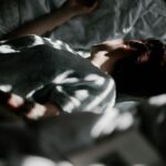 “수면, 당신의 하루를 바꾼다… 일상에서 실천하는 건강한 숙면 생활법” a person laying in a bed under a blanket