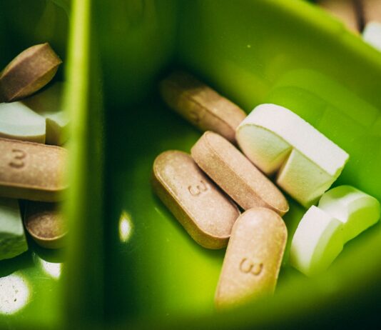 “내 몸에 맞는 영양 보충, 어떻게 시작할까?” – 건강 트렌드와 실생활 팁 white medication pill on green plastic container