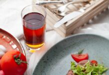 한 그릇 식사가 대세… 건강을 챙기는 생활 식단법 meat with sliced vegetables on plate