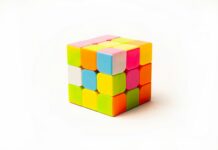 두뇌도 관리가 필요하다… 일상에서 실천하는 뇌건강 루틴 a rubik cube on a white background