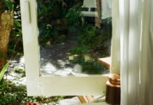 나를 돌보는 작은 실천, 일상 속 웰니스 문화 확산 Tea set arranged on a wooden tray by the window.